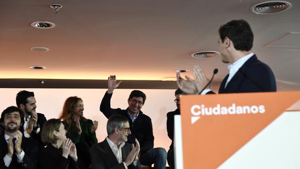 Juan Marín junto a Albert Rivera y Toni Roldán, entre otros, en un acto de Ciudadanos