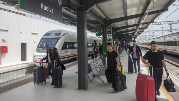 Pasajeros bajando de un tren en la estación de Renfe en Huelva