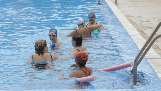 Bañistas en la piscina muncipal hace años