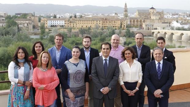 Luis Valdelomar, segundo por la derecha en la fila superior, con la candidatura del PP para 2015