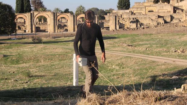 Imágenes de los trabajos previos a las excavaciones en la Plaza de Armas de Medina Azahara