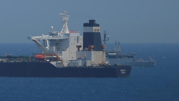 El buque «Grace 1», custodiado por la Royal Navy, en las aguas que rodean al Peñón