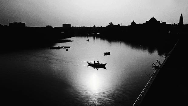 Barcas en el río al atardecer