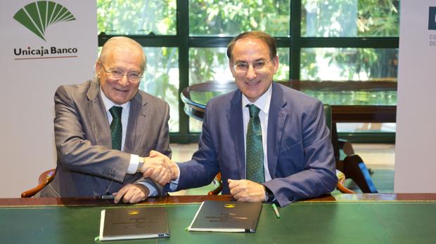 El presidente de Unicaja Banco, Manuel Azuaga, y el presidente de la CEM, Javier González de Lara.