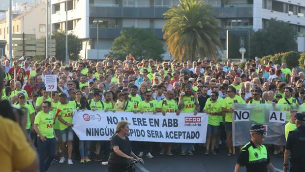 Manifestación en contra del ERE programado en la empresa ABB