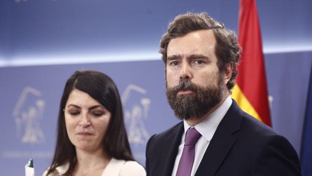 Iván Espinosa de los Monteros, junto a Macarena Olona, ambos de Vox, en el Congreso