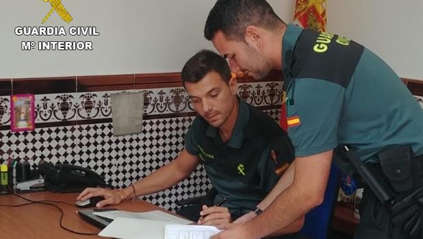 Dos agentes revisando documentación