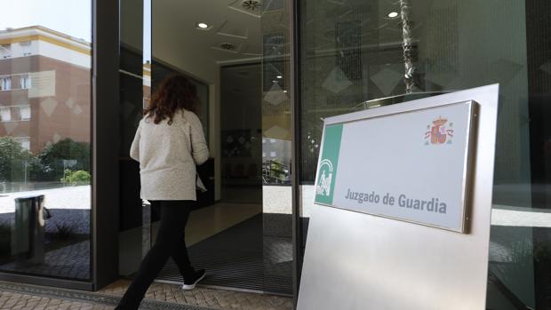 Una mujer entra en los juzgados de Guardia de Córdoba