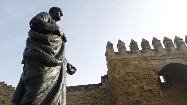 Escultura de Séneca en la Puerta de Almodóvar