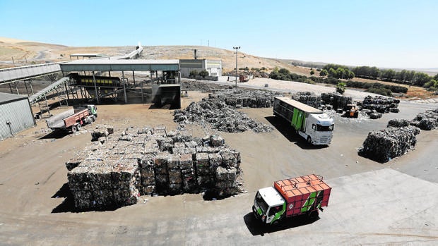 Balas de reciclaje de cartón y papel organizados para la recogida de camiones