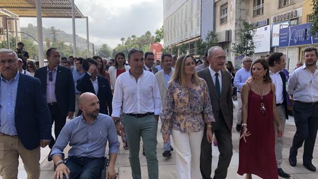 El alcalde de Málaga, Francisco de la Torre, y los consejeros de la Junta de Andalucía, Elías Bendodo y Marifrán Carazo, con los representantes políticos en la visita a la peatonalización