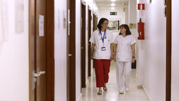Auxiliadora Gómez y María José Arias en los pasillos de Oncología Médica
