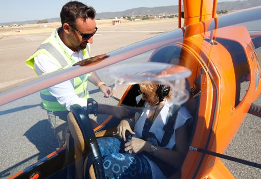 Una turista se prepara para viajar en avión