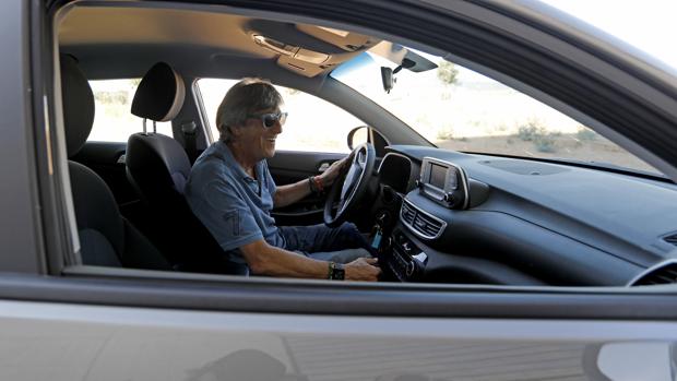 El entrenador del Córdoba CF, Enrique Martín, conduce su coche