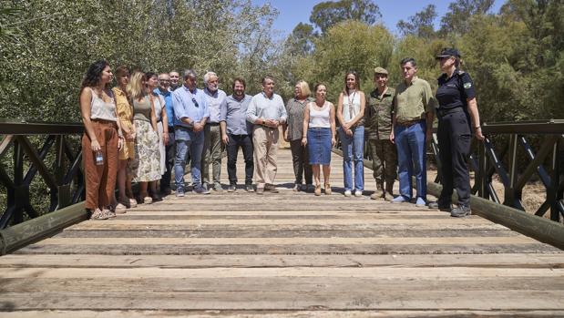 Representantes públicos y de la Matriz almonteña sobre la plataforma militar