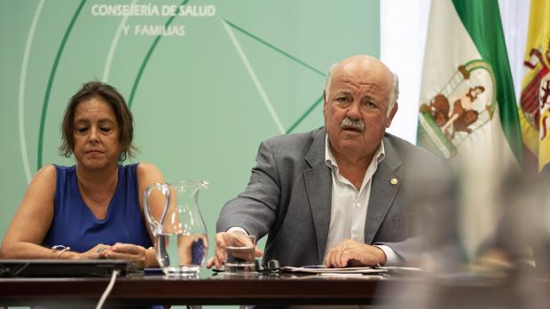 El Consejero de Salud y Familias, Jesús Aguirre, se reunió este lunes con personal de la Salud pública y hospitales