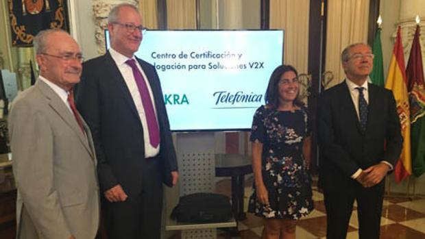El alcalde y el consejero en los extremos con los consejeros de Dekra y Telefónica