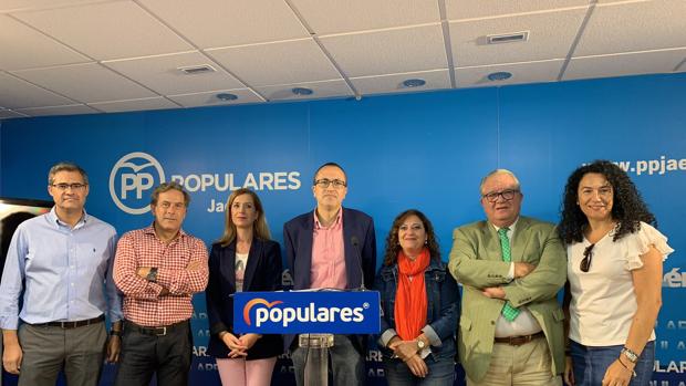 Manuel Bonilla, en el centro, junto a otros concejales del PP de Jaén