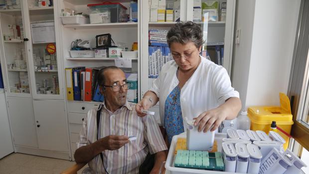Un anciano es atendido en la residencia de Cáritas