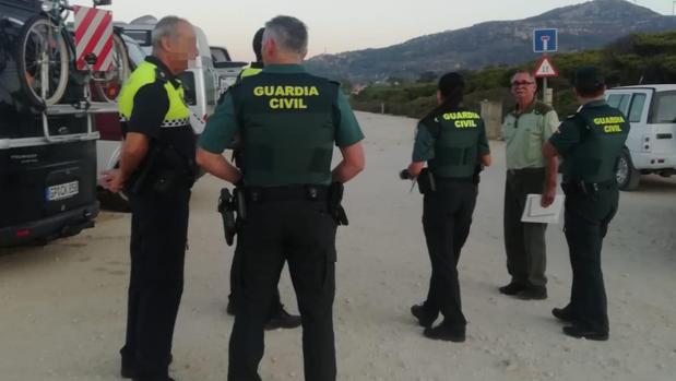 Varios agentes, durante la inspección llevada a cabo en Tarifa este miércoles