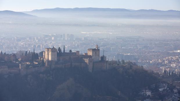 La boina de polución sobre Granada, la tercera ciudad más contaminada de España