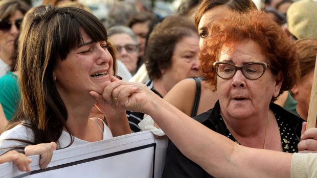 Marianela Olmedo, junto a la abuela y madre de María y Miguel ángel Domínguez