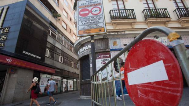 Entrada a la zona Acire en la calle María Cristina de Córdoba