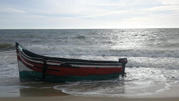 Imagen de la patera que encalló en la tarde de ayer en la costa del Parque Nacional de Doñana