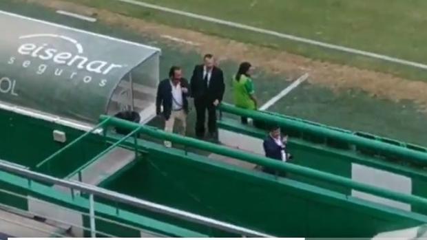 Momento en el que el presidente del Córdoba CF, Jesús León, saca el dedo