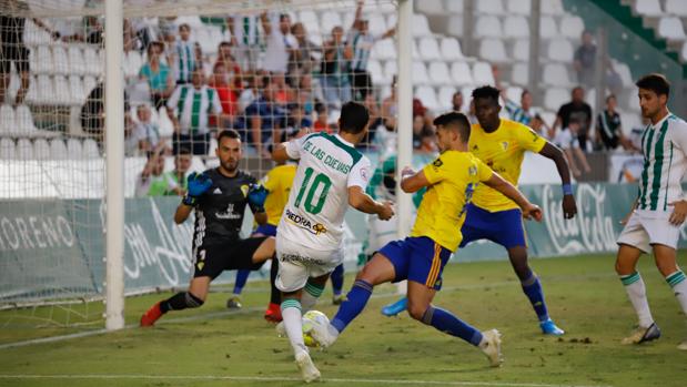 Miguel de las Cuevas marca el gol del triunfo del Córdoba ante el Cádiz B en el minuto 95