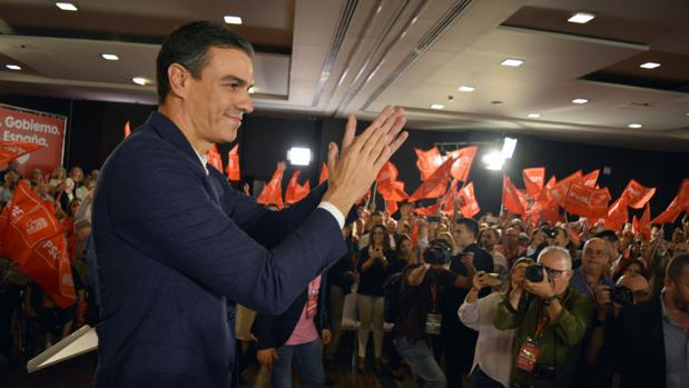 El presidente del Gobierno en funciones y candidato socialista, Pedro Sánchez, este martes, durante el mitin en el hotel de Granada donde ha sido detenido un ciudadano turco.