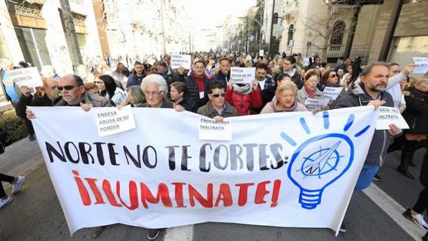 Vecinos de la zona Norte de Granada, en una manifestación contra los cortes de luz