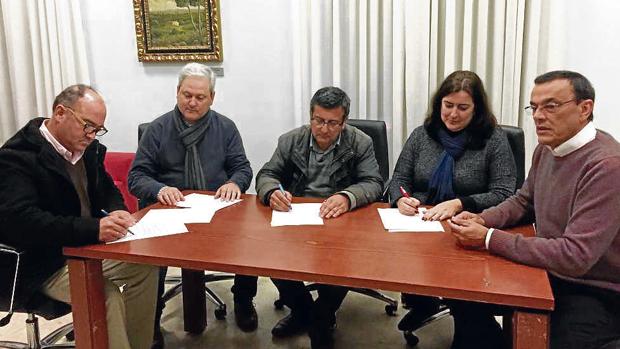 Acto en el que se firmó el acuerdo que frenó la moción de censura