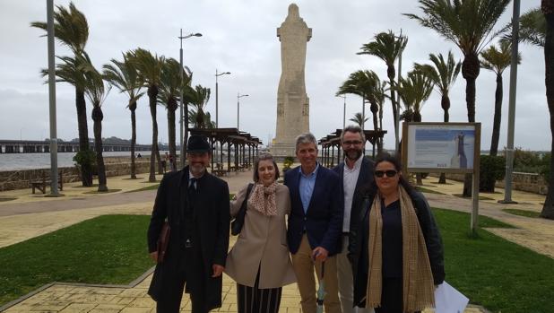 Fiona Donovan con miembros de la Asociación Huelva-Nueva York junto al monumento a Colón