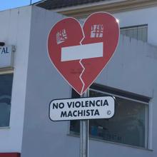 Cartel a la entrada de Casabermeja contra la violencia machista