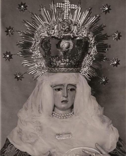 Fotografía antigua de la Virgen de los Ángeles con la corona 'de los Negritos'