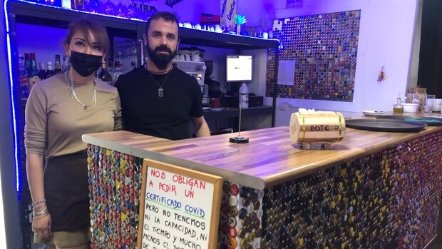 Natalia Ledesma y Francisco Perujo en la barra de su cafetería