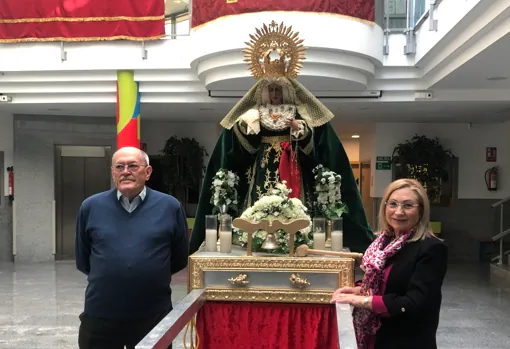 José Revillas y Fernanda Guillén junto a la Virgen de la Macarena de esta familia