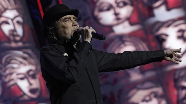 Sabina interpretó anoche en Sevilla las canciones de su nuevo disco, «Lo niego todo», junto a sus «clásicos» más conocidos