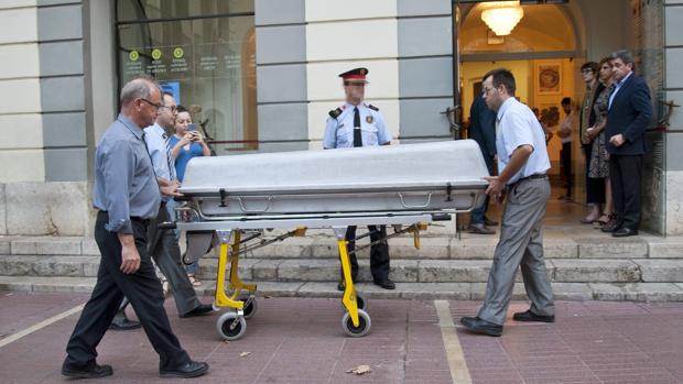 Los forenses retirando los restos de Dalí el pasado mes de julio