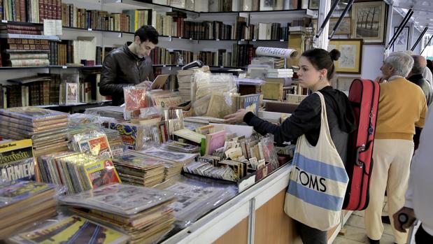Visitantes en algunos de los expositores de la Feria del Libro Antiguo y de Ocasión