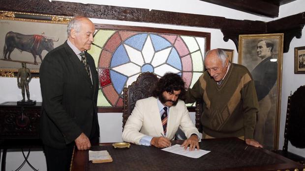 El diestro en el despacho de Joselito junto a su apoderado y Ramón Valencia