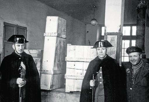 Dos guardias civiles custodiando las cajas con los primeros documentos del Archivo de Simancas devueltos por Francia en la estación de Atocha de Madrid el 12 de febrero de 1941