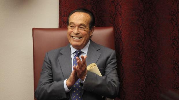 Curro Romero aplaude sonriente