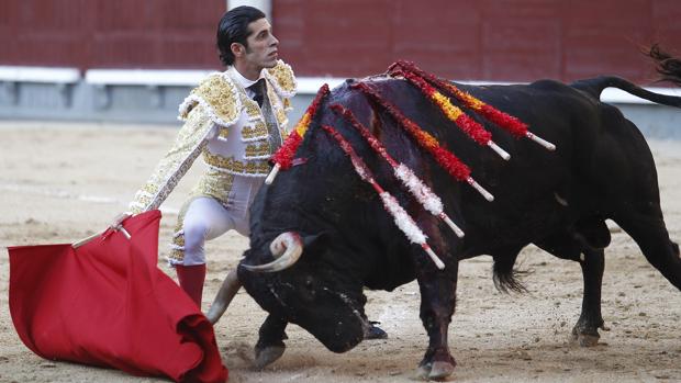 Alejandro Talavante se dobla mirando al tendido en el prólogo de faena al tercer cuvillo