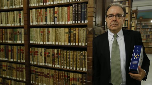 El académico Pedro Álvarez de Miranda, fotografiado en la RAE con un ejemplar en papel de la 23 edición del Diccionario