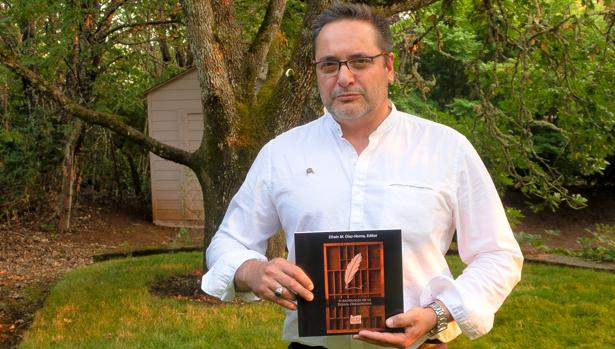 Matías Trejo de Dios con la antología de la poesía oregoniana