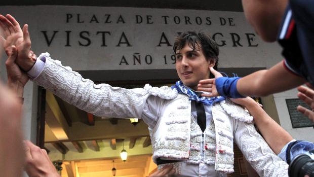 El diestro peruano, a hombros en la plaza de toros de Bilbao
