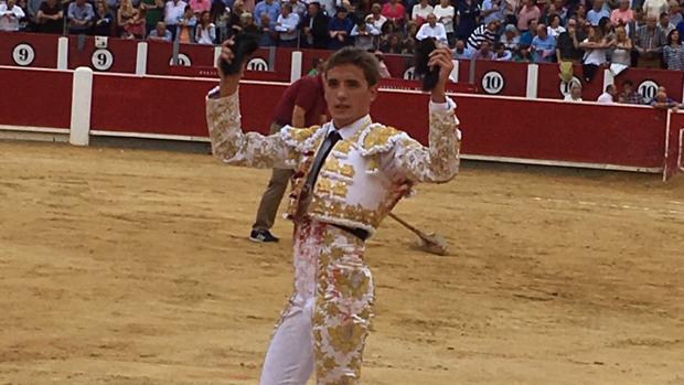 Diego Carretera pasea las dos orejas del tercero