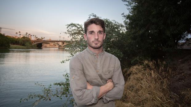 Alfonso Cadaval en el Paseo de la O, con la Maestranza y en Puente de Triana al fondo